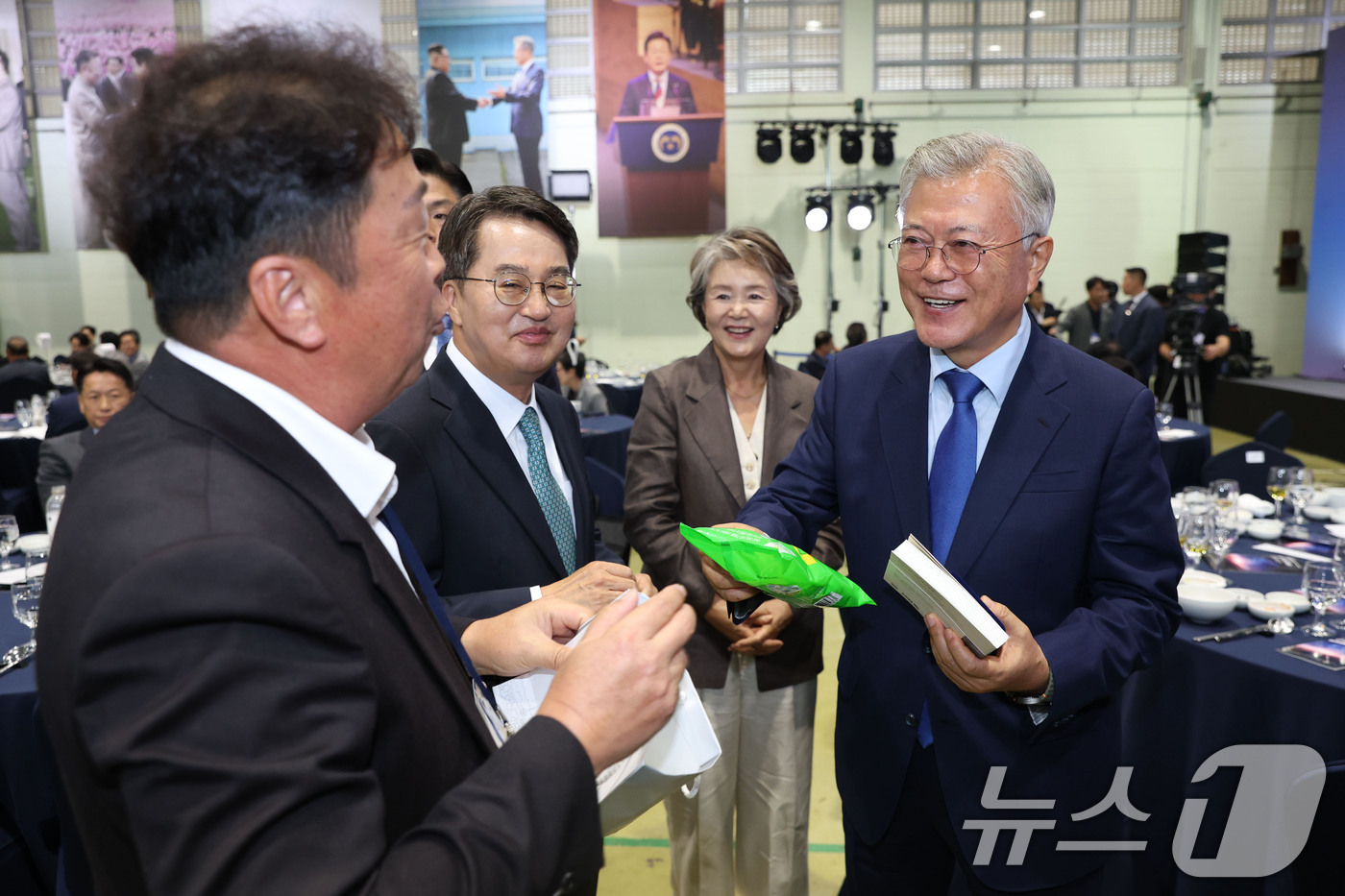 (서울=뉴스1) 국회사진기자단 = 문재인 전 대통령과 김동구 대성동마을 이장이 19일 오후 경기 파주 캠프그리브스에서 열린 9·19 평양공동선언 7주년 기념식에 참석해 인사를 나누 …