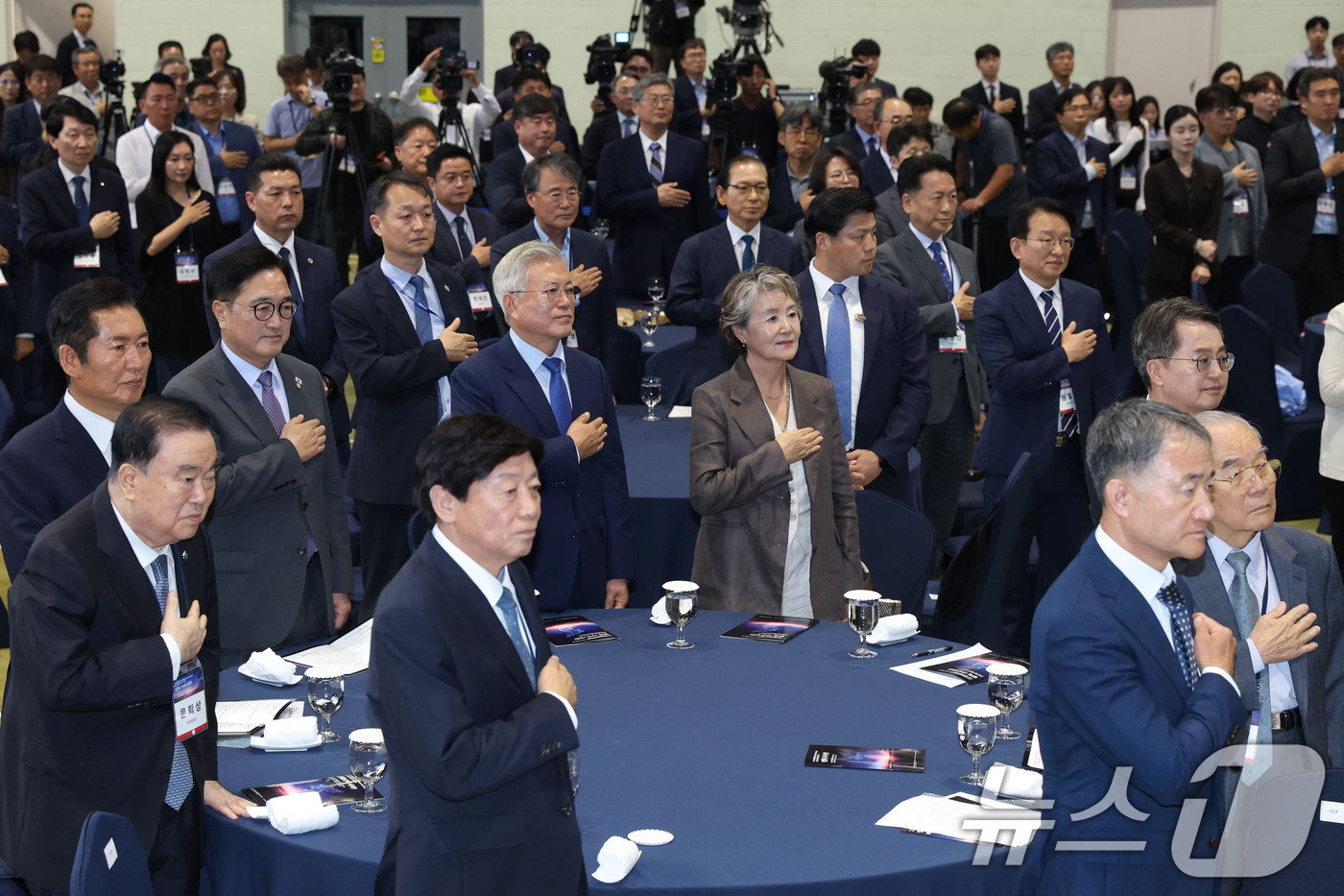 (서울=뉴스1) 국회사진기자단 = 문재인 전 대통령 부부와 우원식 국회의장, 정청래 더불어민주당 대표 등 내빈들이 19일 오후 경기 파주 캠프그리브스에서 열린 9·19 평양공동선언 …