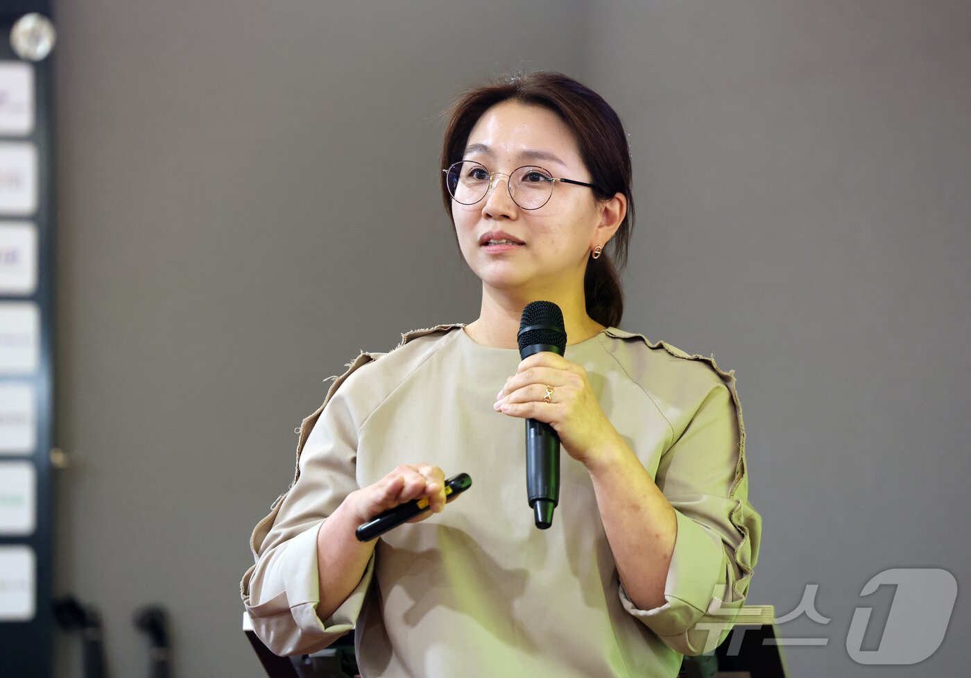 본문 이미지 - 19일 경기 성남시 분당구 판교스타트업캠퍼스에서 열린 반려동물 산업 육성 협의회 제16회 IR데이에서 오가노이드 기반 정밀의료 및 동반진단 플랫폼 기업 포도테라퓨틱스의 김정은 상무가 기업 설명을 하고 있다. 2025.9.19/뉴스1 ⓒ News1 김영운 기자