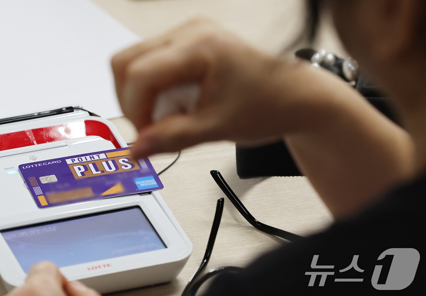 본문 이미지 - 롯데카드 해킹사고로 최대 297만 명의 개인정보 및 결제 정보가 유출된 가운데 19일 오후 서울 종로구 롯데카드 본사를 찾은 이용자들이 상담을 받고 있다. 2025.9.19/뉴스1 ⓒ News1 장수영 기자