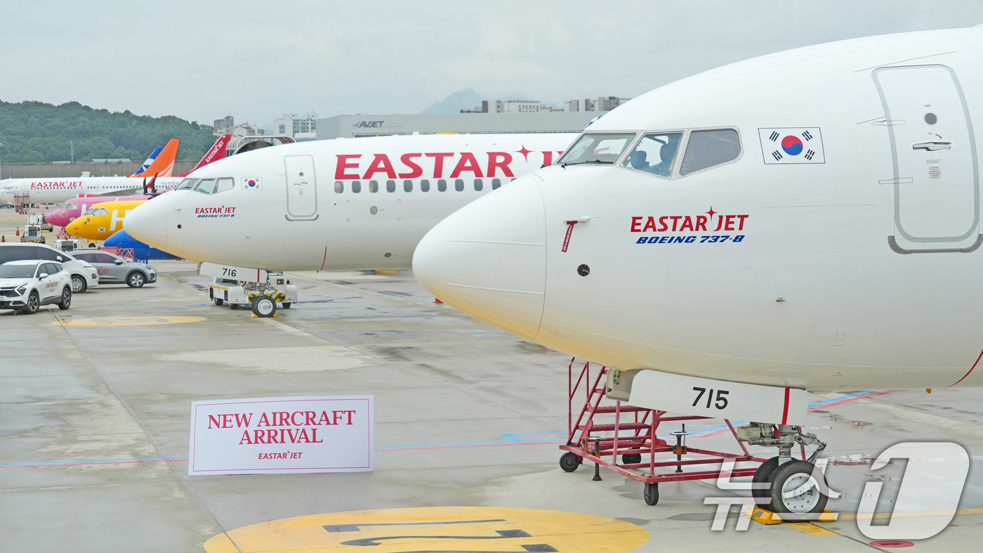 (서울=뉴스1) 박지혜 기자 = 19일 오후, 이스타항공의 17, 18호기가 김포국제공항 계류장에 주기돼 있다.이스타항공은 지난 16일에는 16, 17호기를 동시에 도입했으며, 1 …