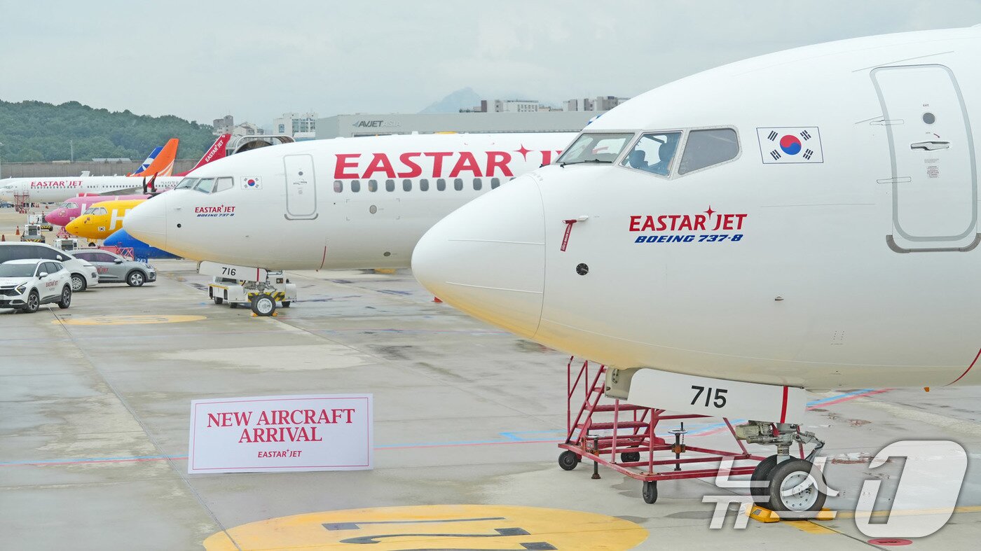 본문 이미지 - 지난 9월 이스타항공에 인도된 B737-8  2대의 모습 &#40;자료사진. 이스타항공 제공&#41; 2025.9.19. 