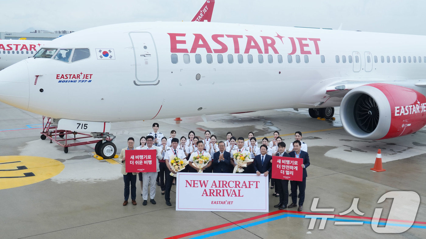 (서울=뉴스1) 박지혜 기자 = 19일 오후 김포국제공항에서 조중석 이스타항공 대표(앞줄 가운데)와 운항 승무원, 객실 승무원이 새로 도입된 항공기 앞에서 기념 촬영을 하고 있다. …