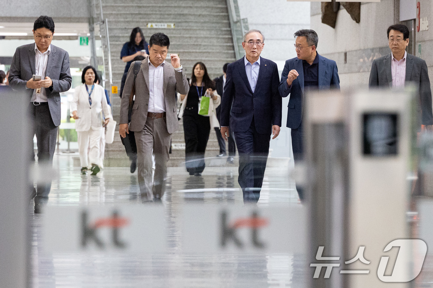 (서울=뉴스1) 유승관 기자 = 김영섭 KT 대표이사를 비롯한 임직원들과 국회 과학기술정보방송통신위원회 더불어민주당·조국혁신당 위원들이 19일 소액결제 해킹 사태가 발생한 서울 서 …