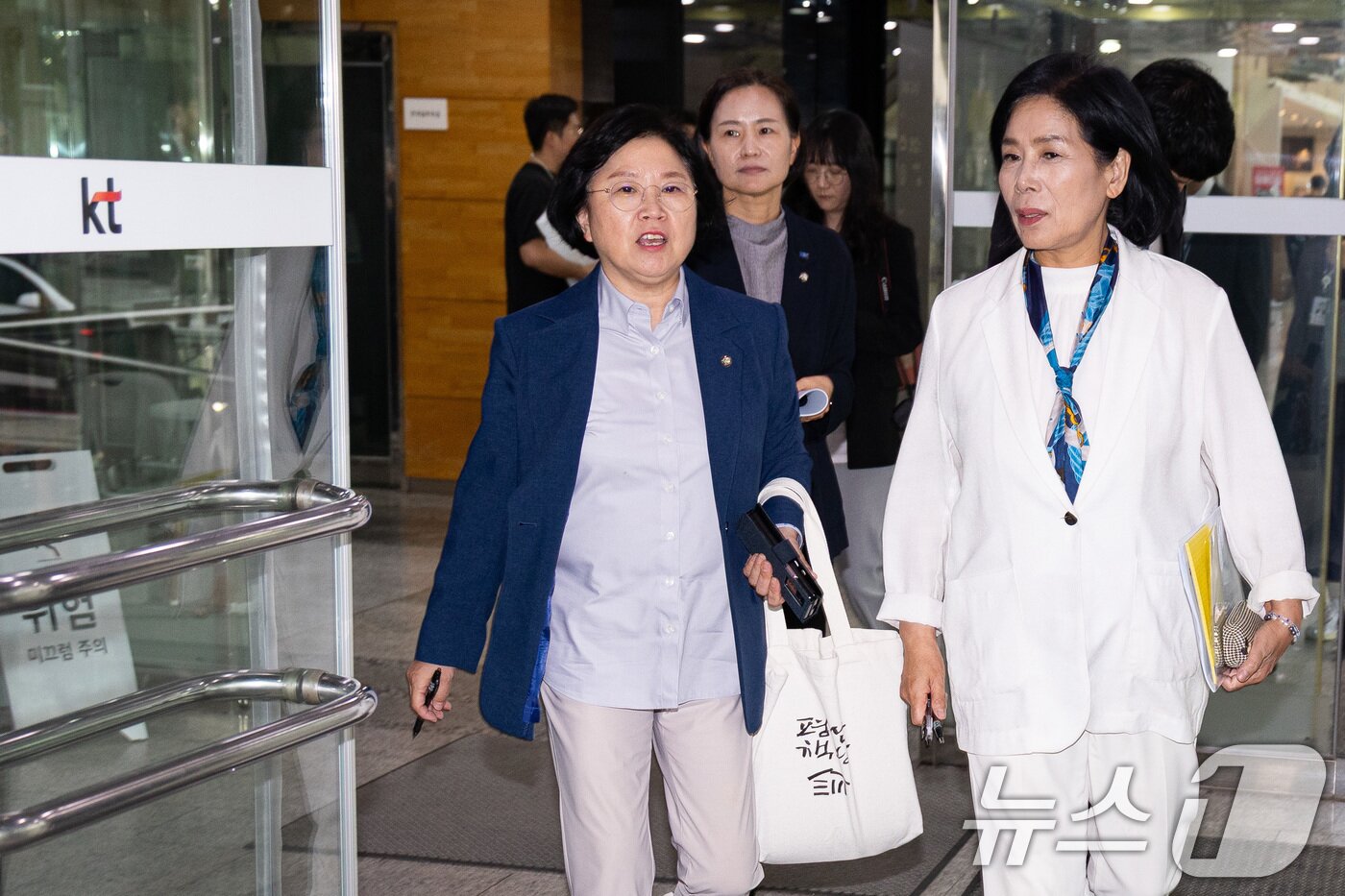 본문 이미지 - 최민희 국회 과학기술정보방송통신위원장&#40;오른쪽&#41;과 김현 민주당 간사가 19일 소액결제 해킹 사태가 발생한 서울 서초구 KT연구개발본부를 찾아 현장조사를 마친 후 이동하고 있다. 2025.9.19/뉴스1 ⓒ News1 유승관 기자