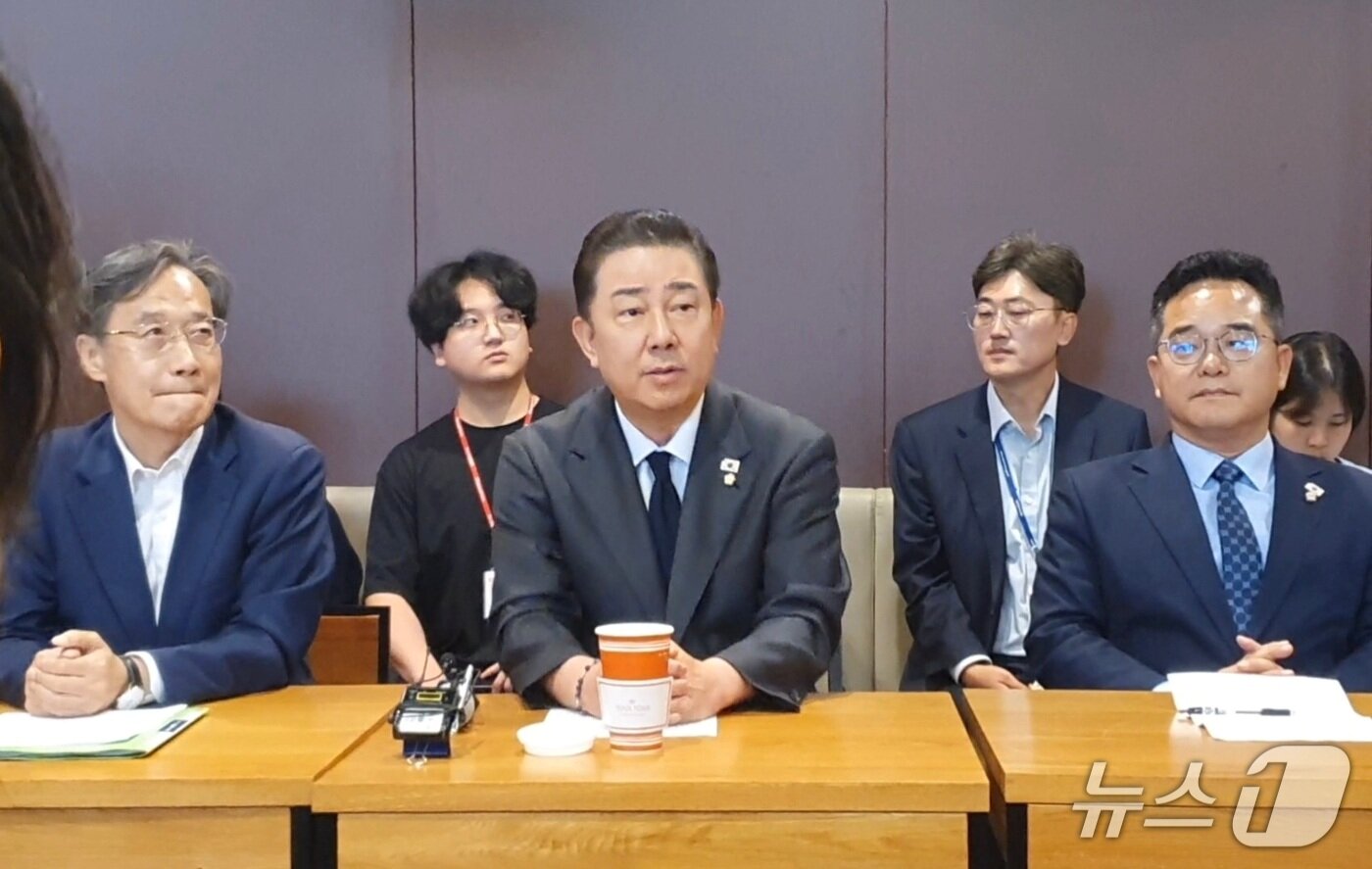 본문 이미지 - 김병기 더불어민주당 원내대표와 홈플러스 대책 TF가 19일 서울 강서구 홈플러스 본사에서 홈플러스 노조 및 점포 노동자, 입점업주 대표 등과 면담을 갖고 있다.