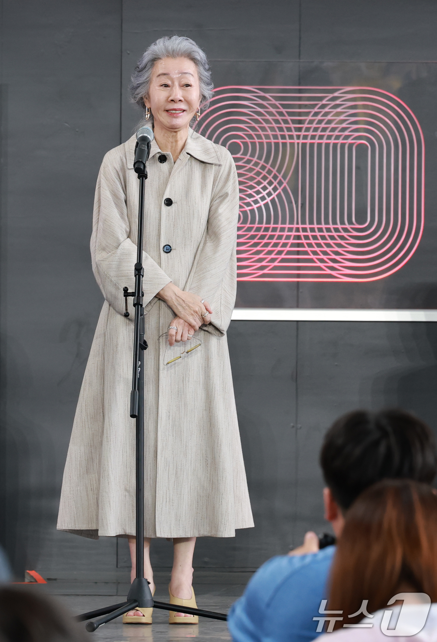 (부산=뉴스1) 권현진 기자 = 배우 윤여정이 19일 오후 부산광역시 해운대구 영화의 전당에서 열린 '제30회 부산국제영화제(BIFF)' '결혼피로연' 야외무대인사에 참석해 인사를 …