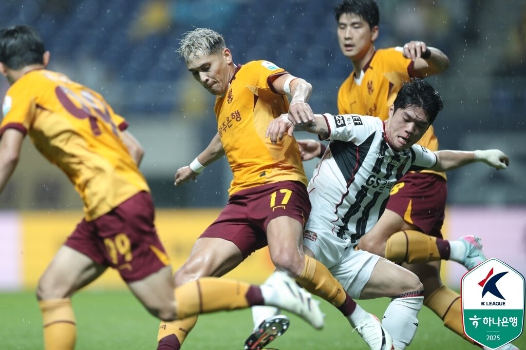 본문 이미지 - 앞서 광주와의 맞대결 5연패를 벗어났다는 것은 반갑다. 하지만 아직 갚아야 할 빚이 많다. &#40;한국프로축구연맹 제공&#41;