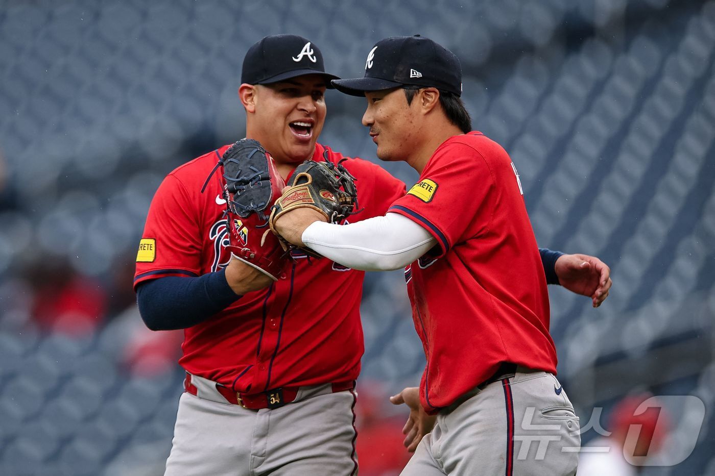 본문 이미지 - 애틀랜타 브레이브스에서 새로운 전환점을 마련하고 있는 김하성(오른쪽). ⓒ AFP=뉴스1