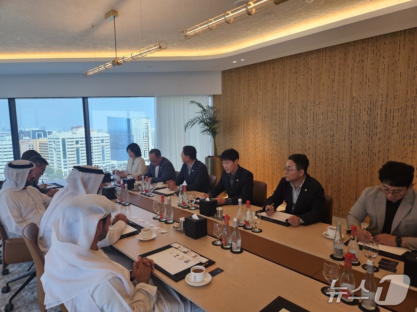 본문 이미지 - 울산시의회 산업건설위원회는 19일 아랍에미리트에서 두바이 상공회의소와 간담회를 가졌다.&#40;울산시의회 제공. 재판매 및 DB금지&#41;/뉴스1