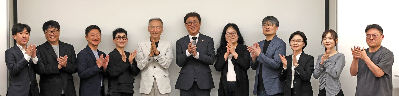 본문 이미지 - 최휘영 문화체육관광부 장관이 19일 서울 종로구 국립현대미술관 서울관에서 만화·웹툰 분야 관계자들을 만나 간담회를 마치고 기념촬영을 하고 있다.