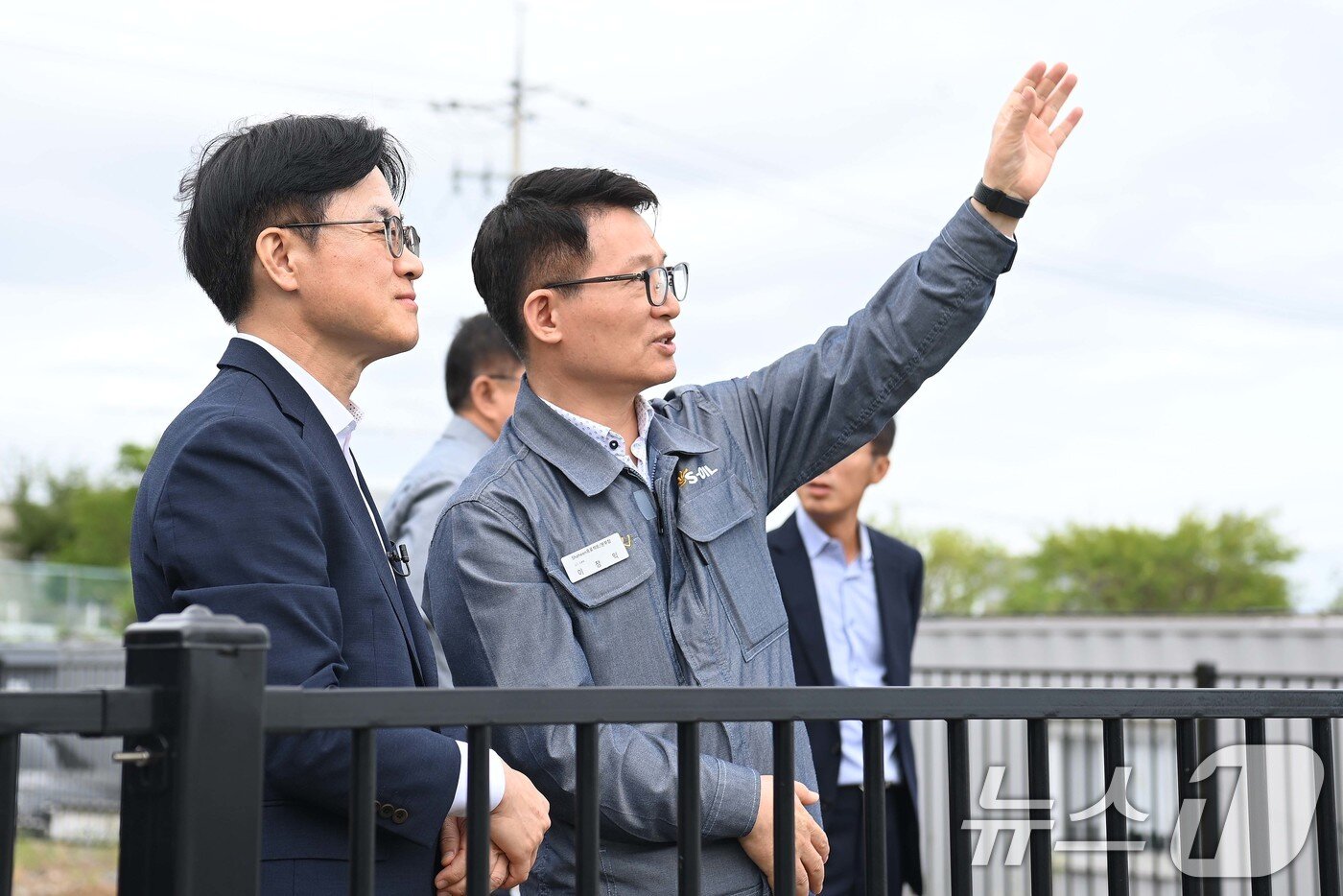 본문 이미지 - 김정관 산업통상자원부 장관이 19일 울산 남구 석유화학산업단지를 방문해 관계자로부터 운영현황 및 애로사항을 청취한 후 생산 및 안전관리 현황 등을 종합 점검하고 있다. &#40;산업통상자원부 제공. 재판매 및 DB 금지&#41; 2025.9.19/뉴스1