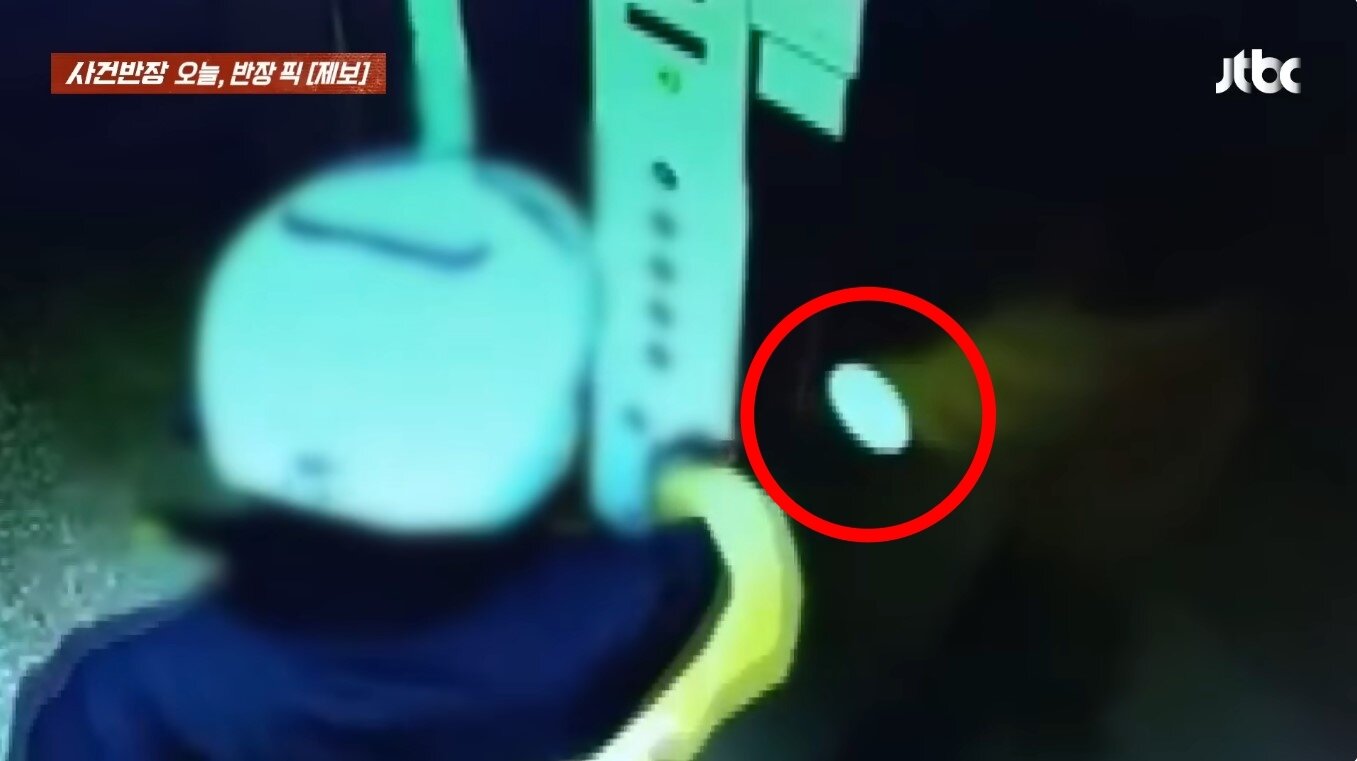 본문 이미지 - 스티커를 떼서 엘리베이터에 붙이는 배달 기사. (JTBC '사건반장')