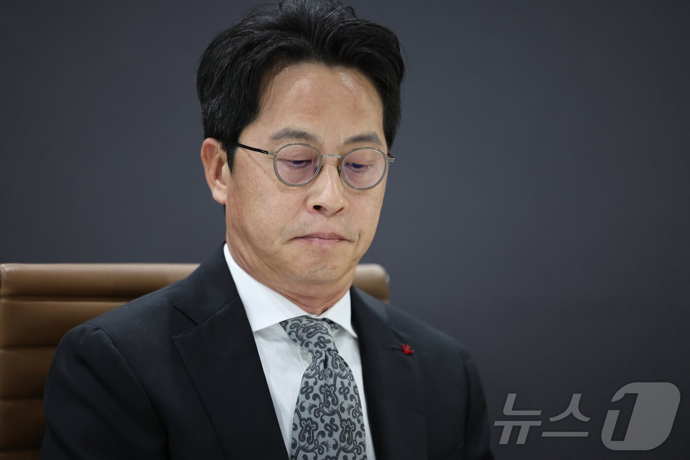 본문 이미지 - 조좌진 롯데카드 대표이사가 19일 오후 서울 종로구 롯데카드 본사에서 열린 &#39;국회 과학기술정보방송통신위원회&#40;과방위&#41;의 대규모 해킹 피해 롯데카드 현장조사&#39;에서 생각에 잠겨 있다. 2025.9.19/뉴스1 ⓒ News1 황기선 기자