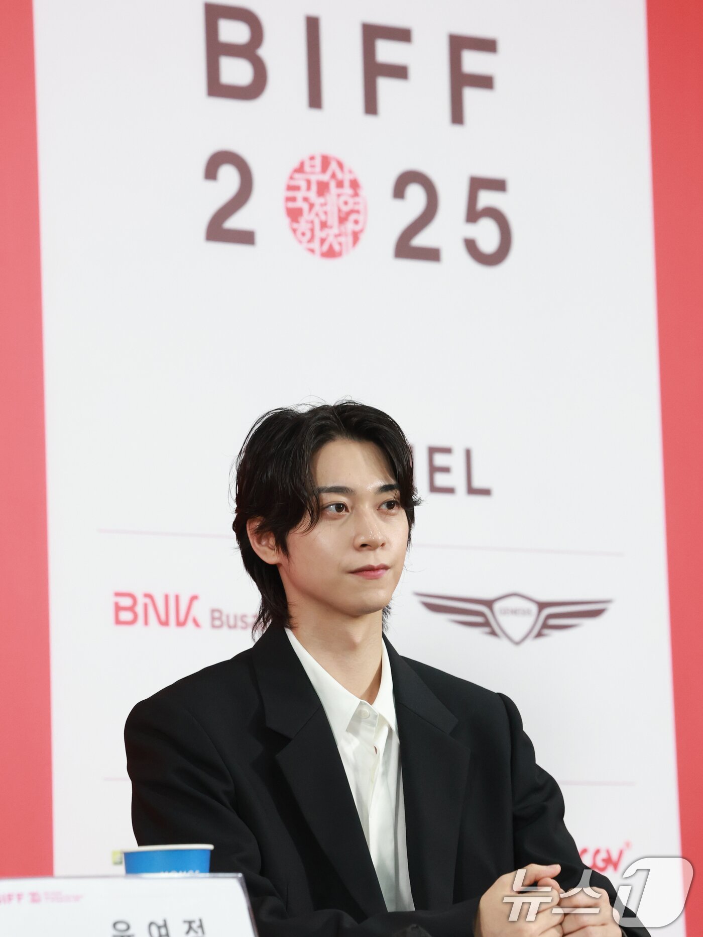 본문 이미지 - 배우 한기찬이 19일 오후 부산광역시 해운대구 영화의전당에서 열린 '제30회 부산국제영화제(BIFF)' '결혼 피로연' 기자간담회에 참석해 취재진 질문을 듣고 있다. 2025.9.19/뉴스1 ⓒ News1 권현진 기자