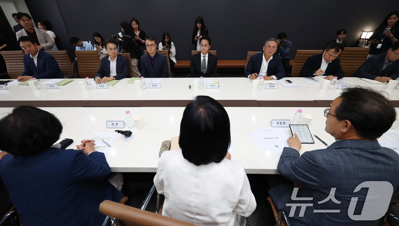 본문 이미지 - 조좌진 롯데카드 대표이사와 임직원들이 19일 오후 서울 종로구 롯데카드 본사에서 열린 '국회 과학기술정보방송통신위원회(과방위)의 대규모 해킹 피해 롯데카드 현장조사'에서 의원들의 발언을 경청하고 있다. (공동취재) 2025.9.19/뉴스1 ⓒ News1 황기선 기자