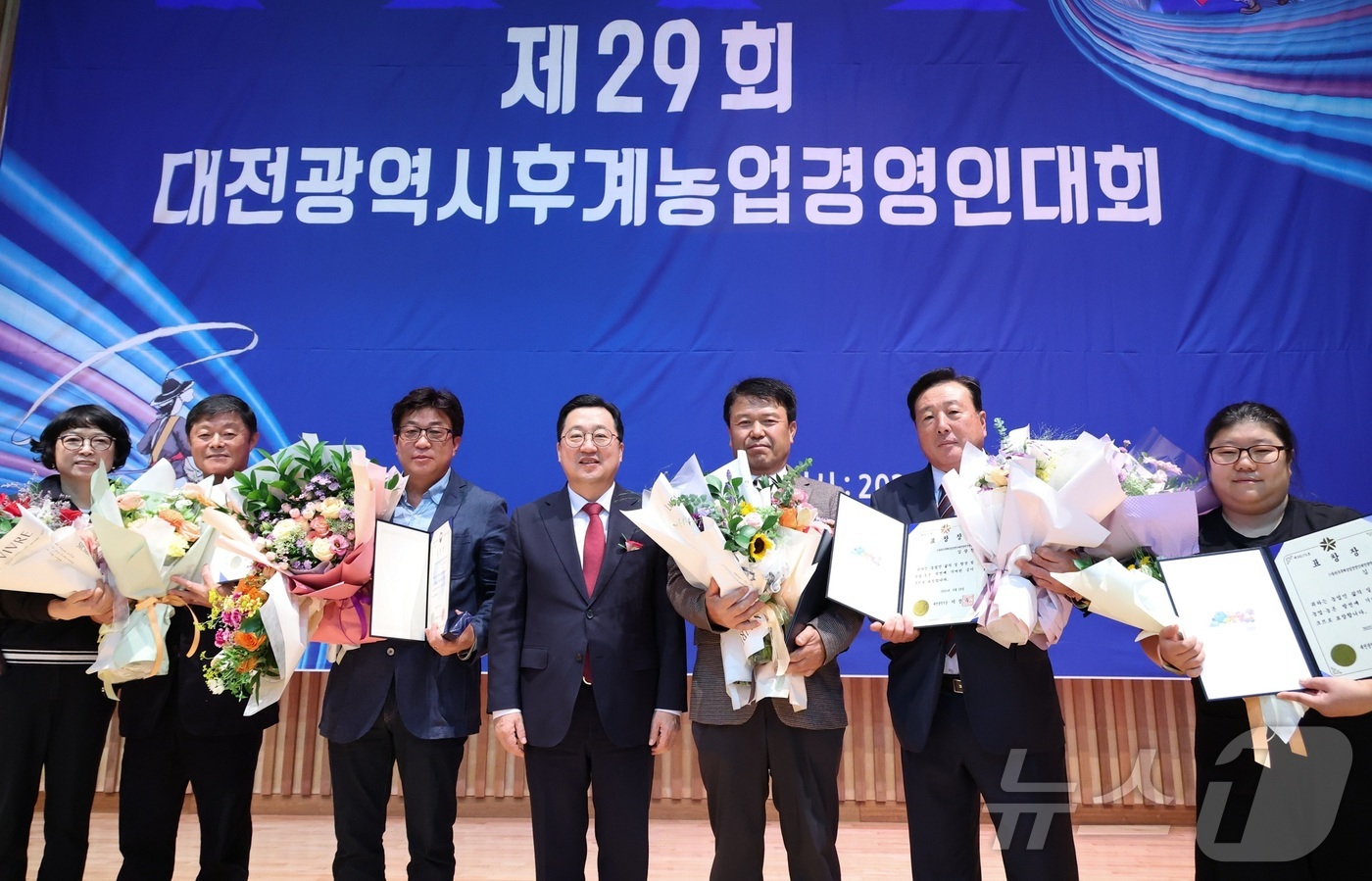 (대전=뉴스1) 김기태 기자 = 이장우 대전시장이 19일 대전시 농업기술센터에서 열린 제29회 한국후계농업경영인 대전시대회 개회식에서 수상자들과 기념촬영 하고 있다.이 시장은 이날 …