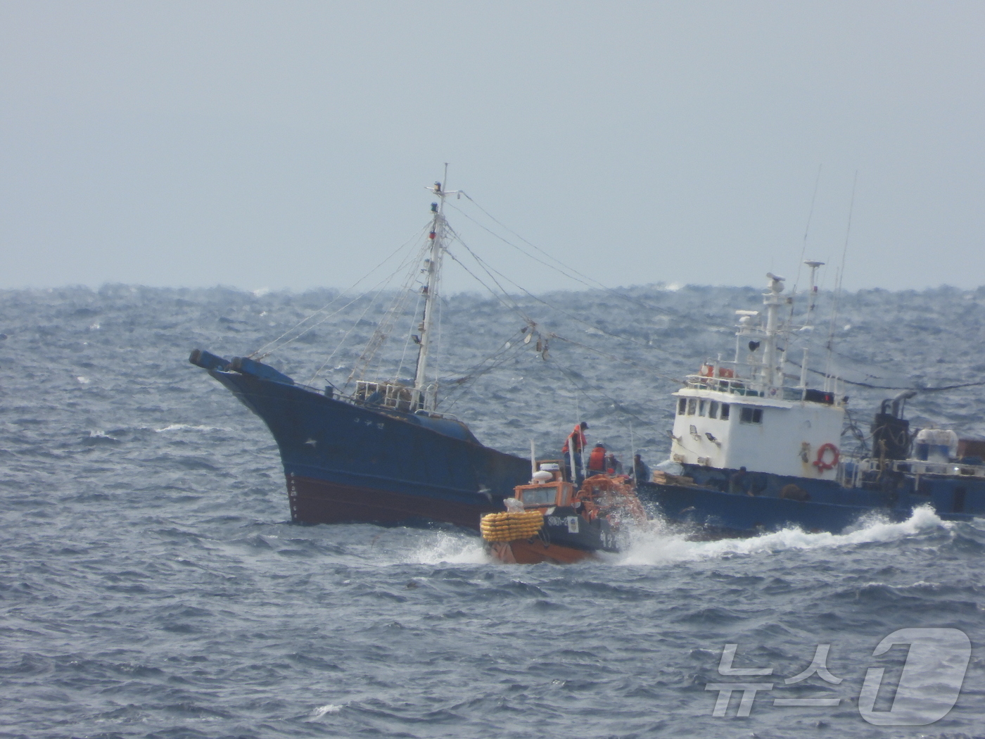 (울산=뉴스1) 김세은 기자 = 19일 오전 11시 52분께 부산 송정항 해상에서 선원 8명이 탄 어선이 침몰하는 사고가 발생해 7명이 구조되고 1명이 실종됐다. 사진은 구조자 6 …