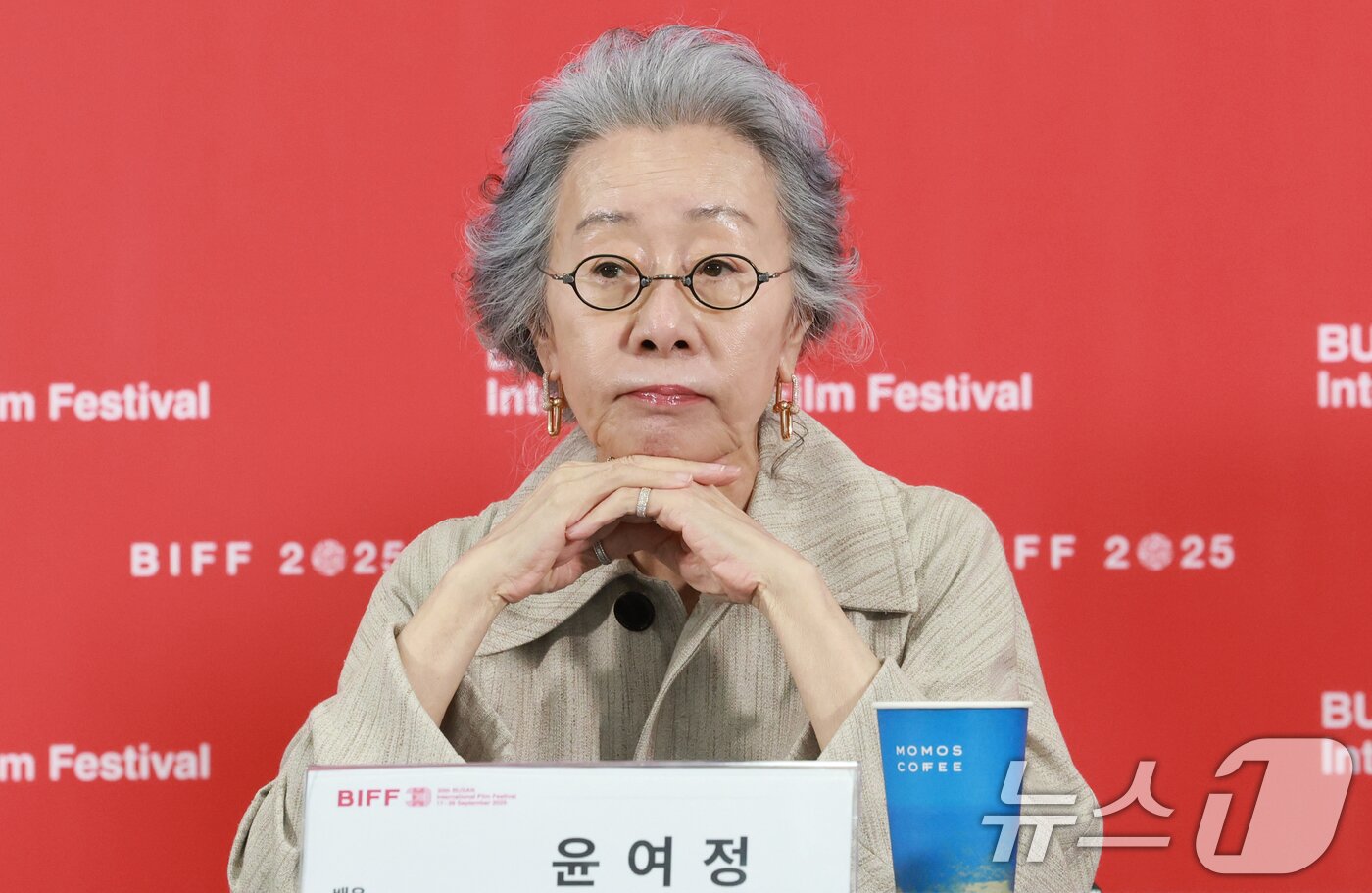 본문 이미지 - 배우 윤여정이 19일 오후 부산광역시 해운대구 영화의전당에서 열린 '제30회 부산국제영화제(BIFF)' '결혼 피로연' 기자간담회에 참석해 생각에 잠겨있다. 2025.9.19/뉴스1 ⓒ News1 권현진 기자