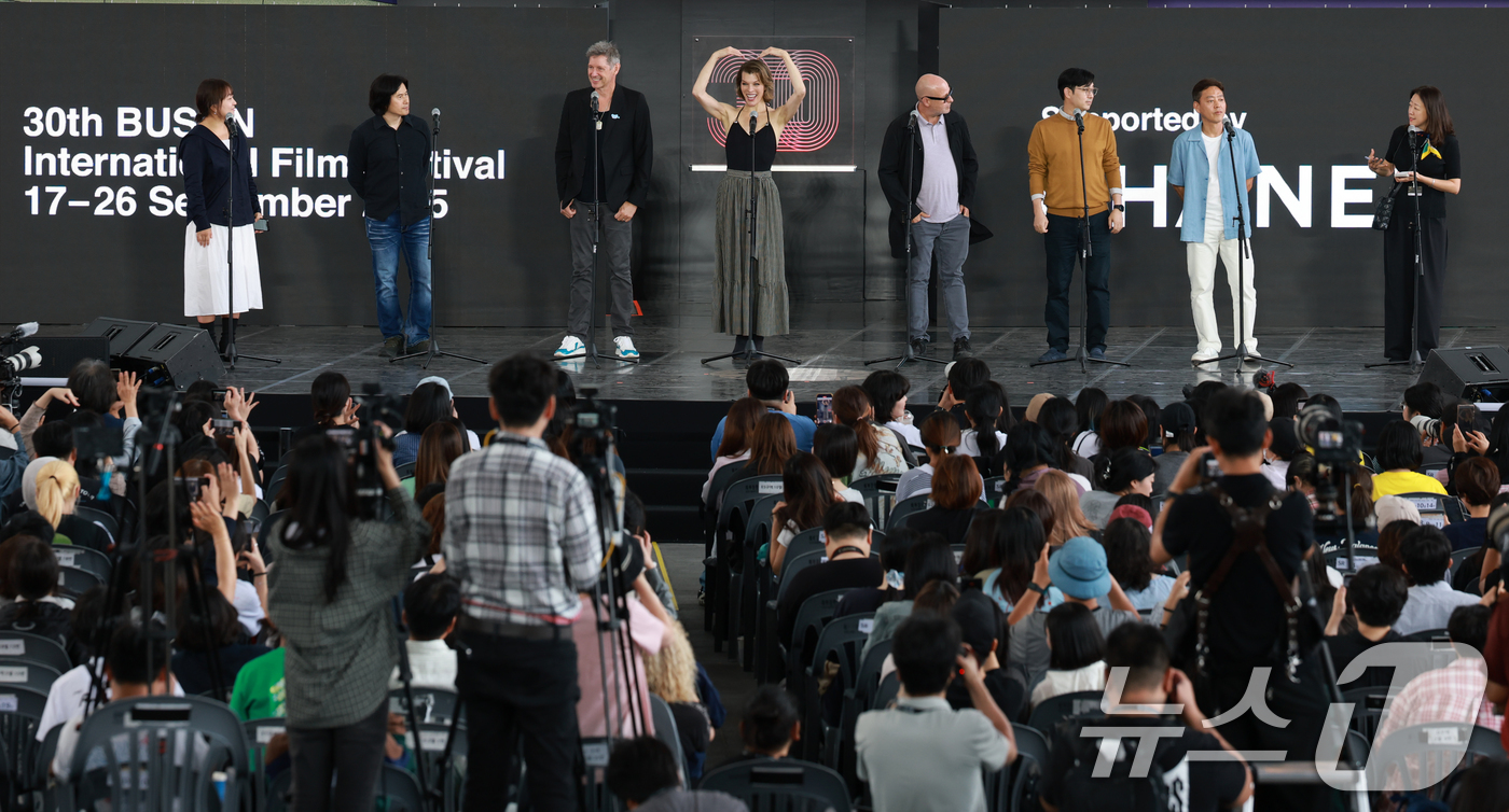 (부산=뉴스1) 권현진 기자 = 배우 밀라 요보비치를 비롯한 영화 주역들이 19일 오후 부산광역시 해운대구 영화의 전당에서 열린 '제30회 부산국제영화제(BIFF)' '프로텍터' …