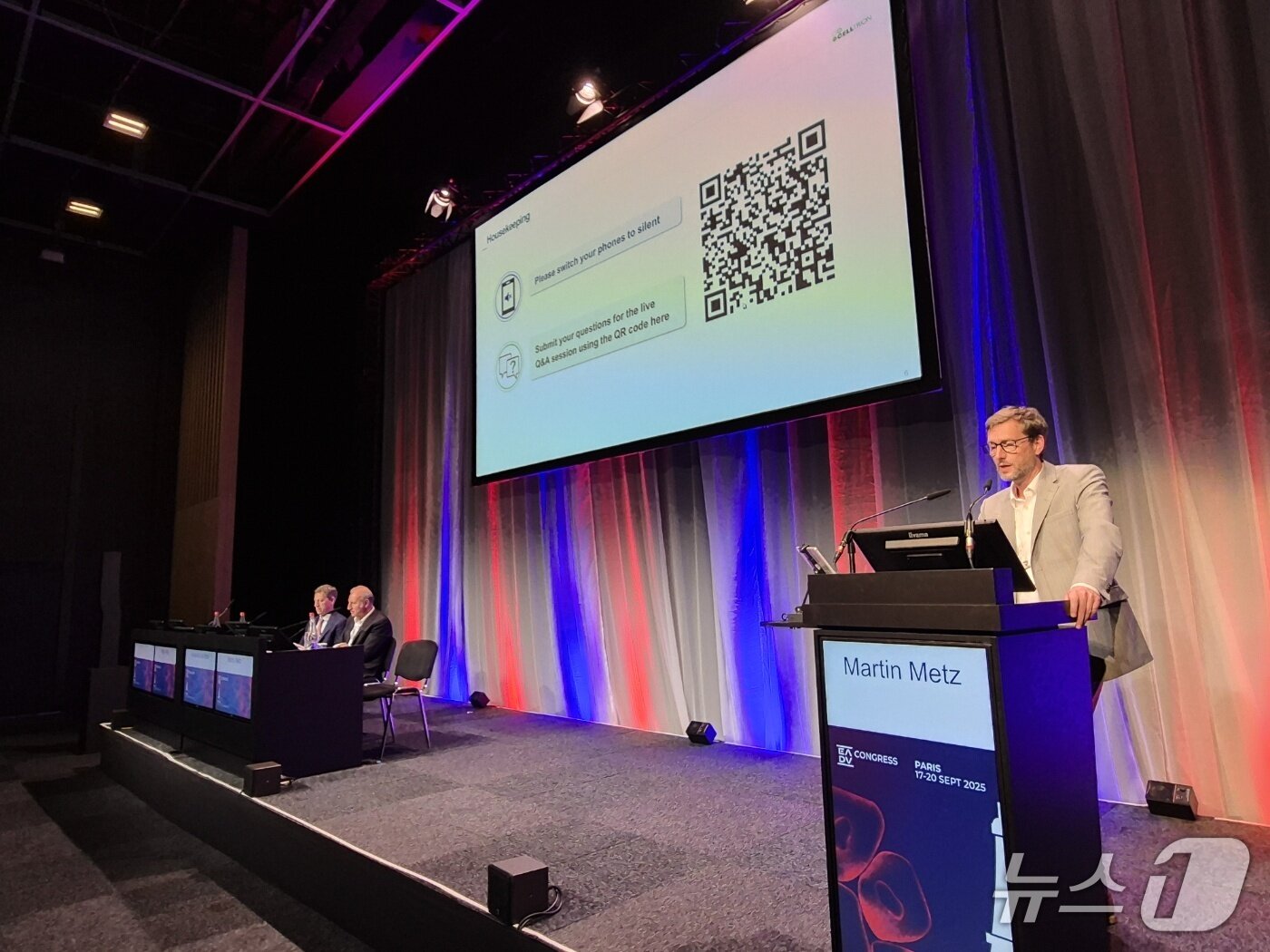 본문 이미지 - 좌장을 맡은 마틴 메츠 교수가 질의응답을 받고 있다. /사진 = 장도민 기자