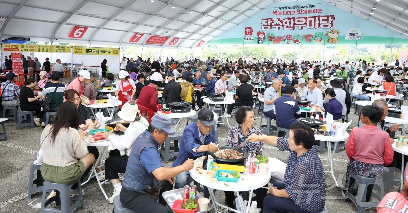 본문 이미지 - 제19회 장수 한우랑 사과랑 축제 개막식이 열린 19일 전북 장수군 의암공원 및 누리파크 일원에 마련된 한우마당이 방문객들로 북적이고 있다. ⓒ News1 유경석 기자