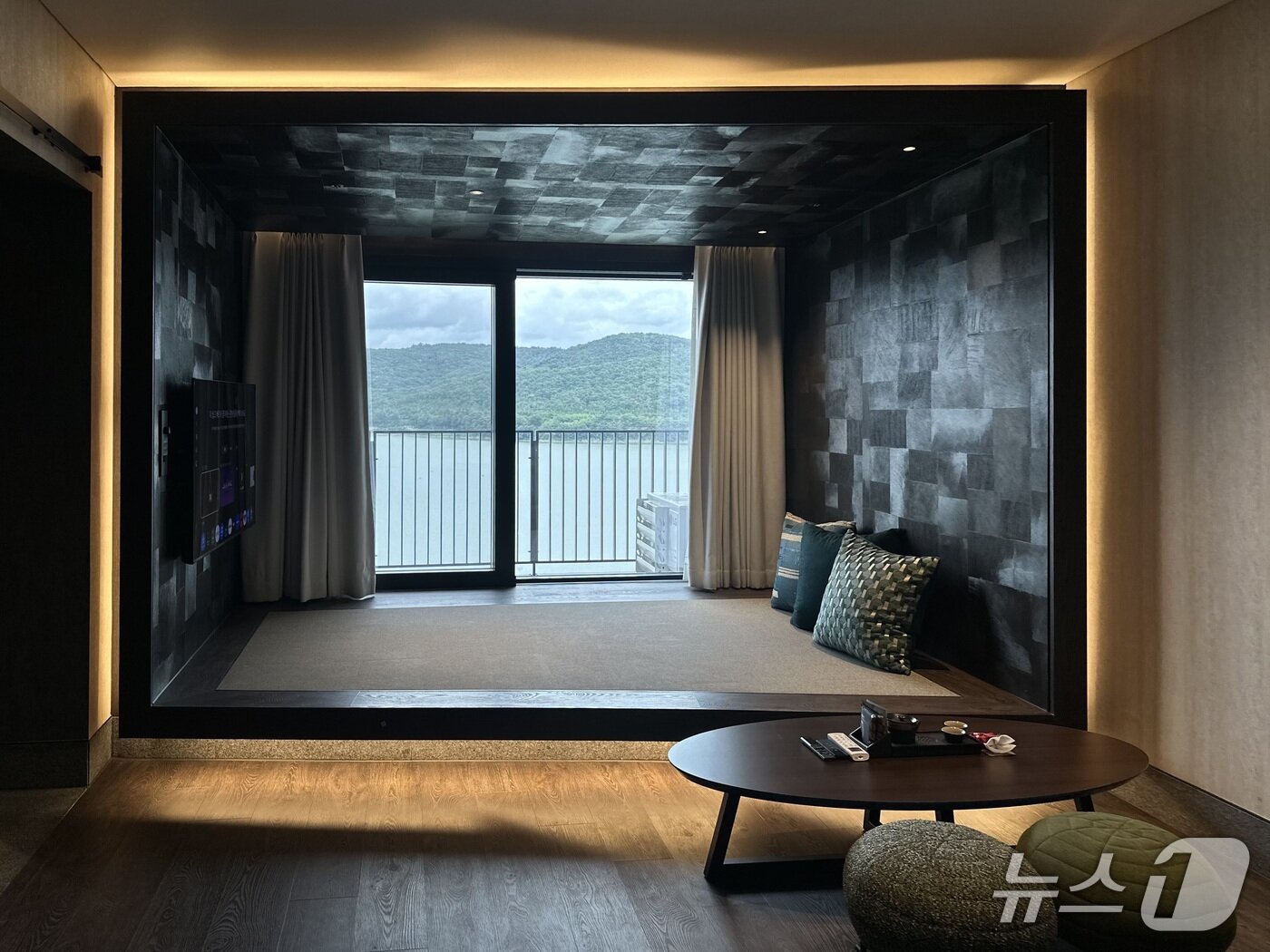 본문 이미지 - 디럭스스위트 객실. 2025.9.18/뉴스1 ⓒ News1 윤슬빈 기자