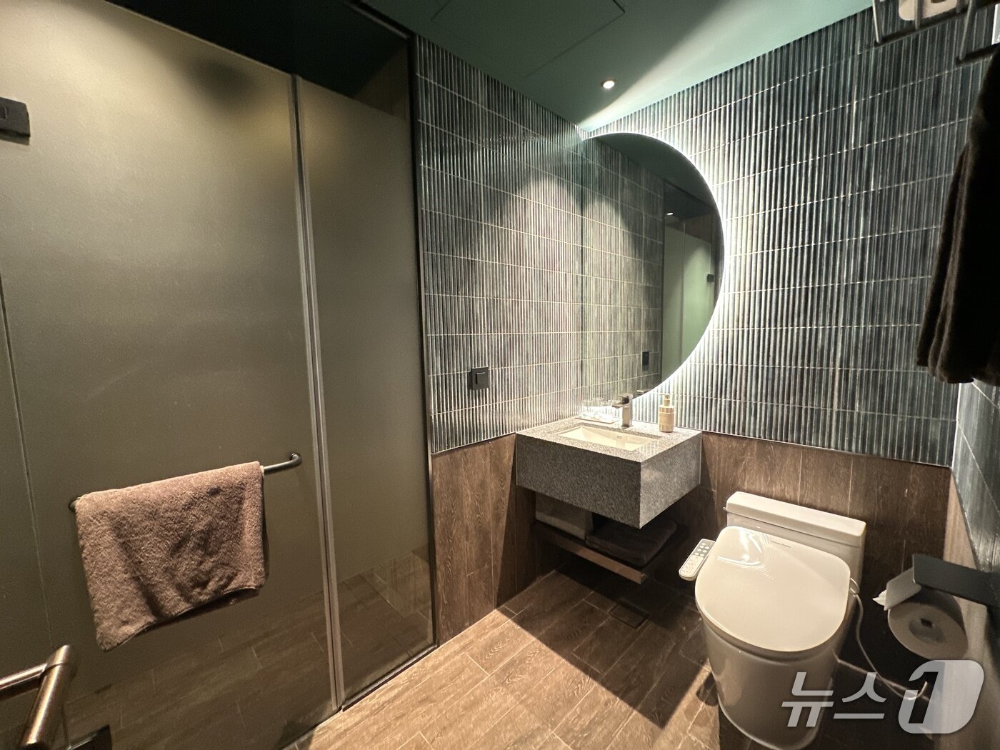 본문 이미지 - 아늑한 분위기의 화장실. 2025.9.18/뉴스1 ⓒ News1 윤슬빈 기자