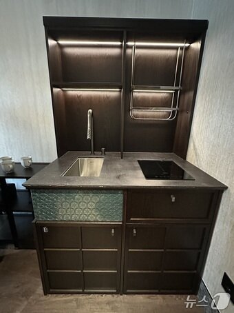 본문 이미지 - 간단한 음식을 조리할 수 있는 인덕션을 구비하고 있다. 2025.9.18/뉴스1 ⓒ News1 윤슬빈 기자