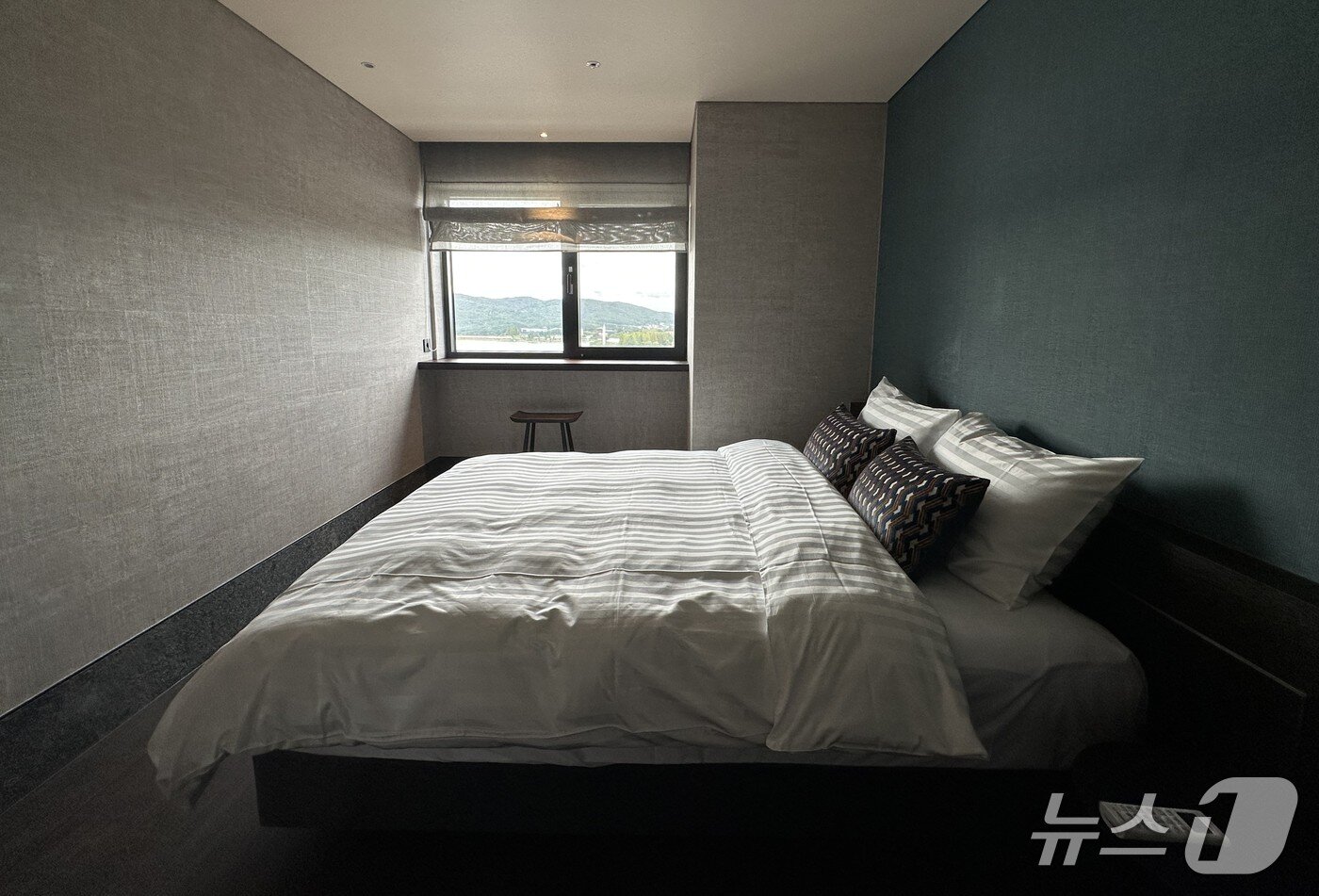 본문 이미지 - 프리미어 스위트 객실. 보문호수를 감상하며 고요한 독서와 티타임을 즐길 수 있는 사색의 창이 있다. 2025.9.18/뉴스1 ⓒ News1 윤슬빈 기자