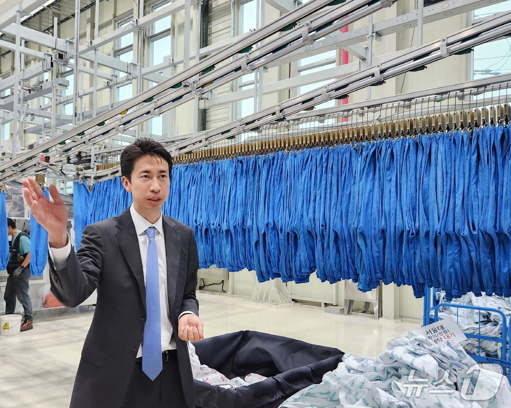 본문 이미지 - 지난 17일 크린토피아 안성공장에서 세탁 과정을 설명하고 있는 장윤혁 크린토피아 B2B그룹장&#40;크린토피아 제공&#41;
