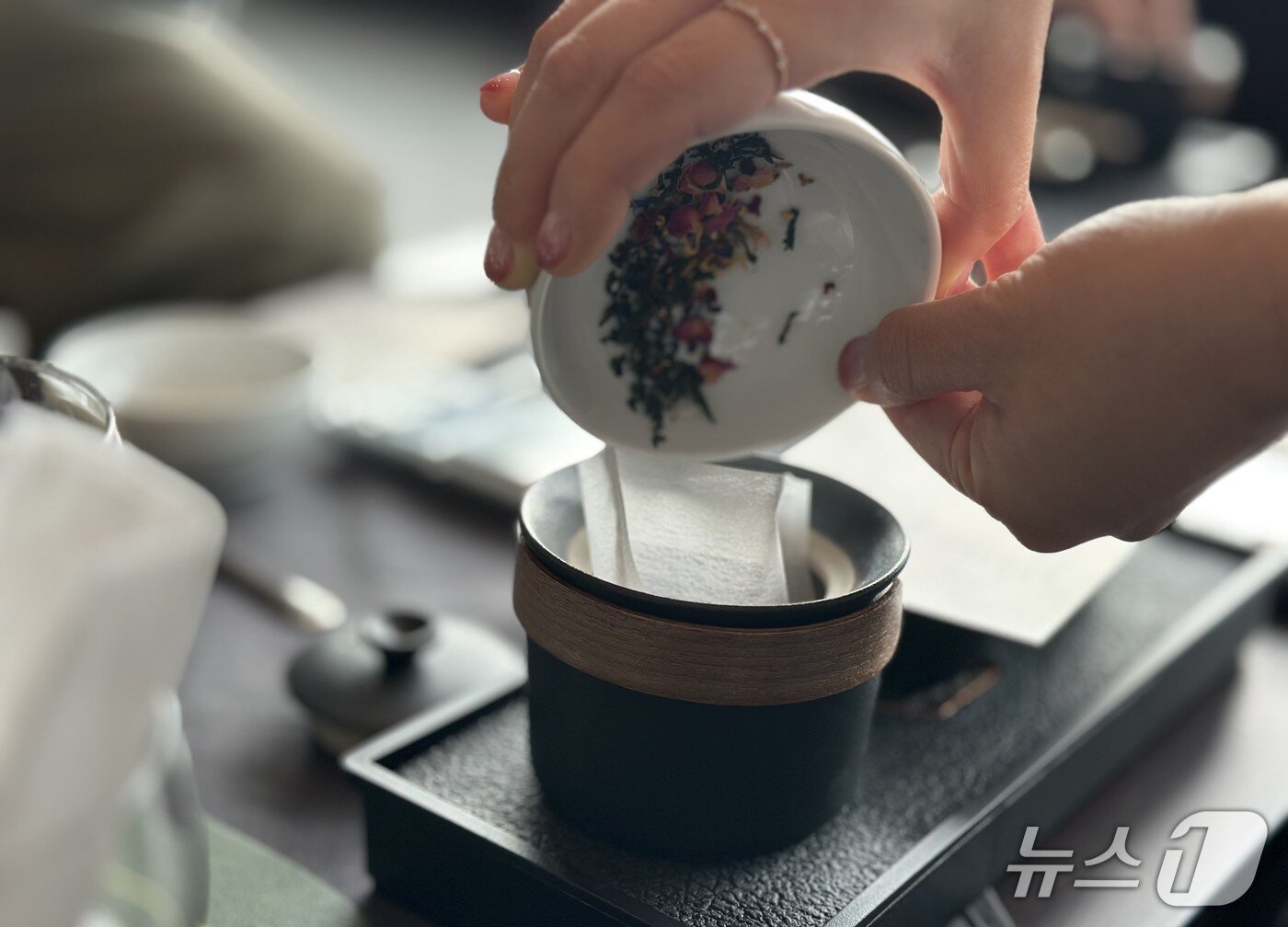 본문 이미지 - 대표 블렌딩 차인 화양연화를 만들어 볼 수 있다. 2025.9.18/뉴스1 ⓒ News1 윤슬빈 기자