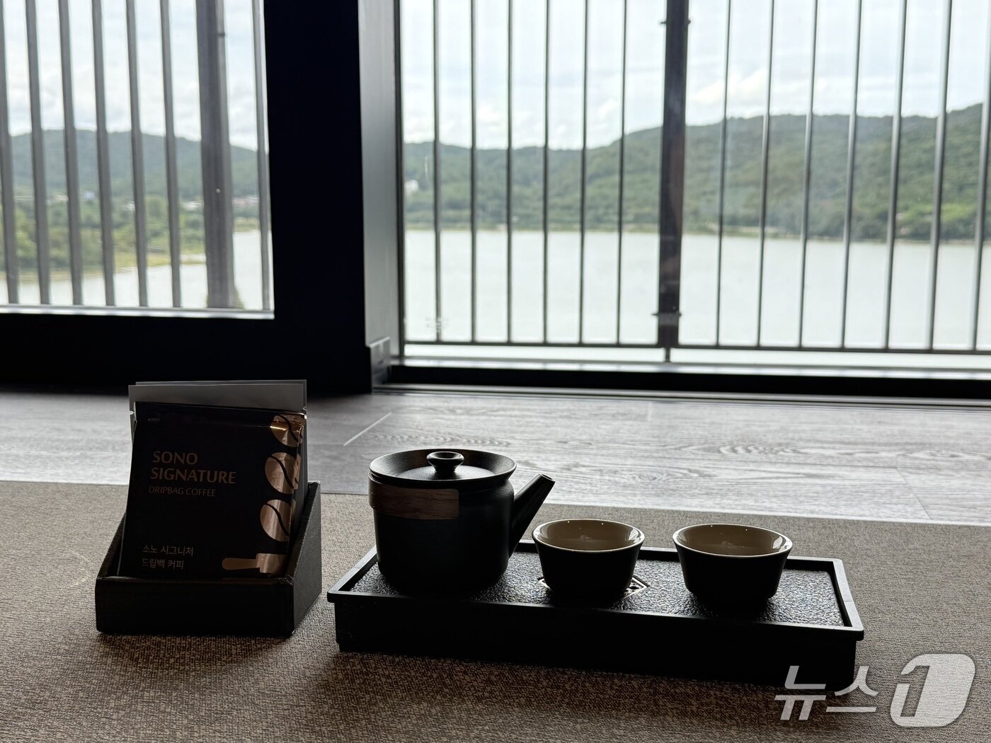 본문 이미지 - 객실에 구비한 다도 세트. 2025.9.18/뉴스1 ⓒ News1 윤슬빈 기자
