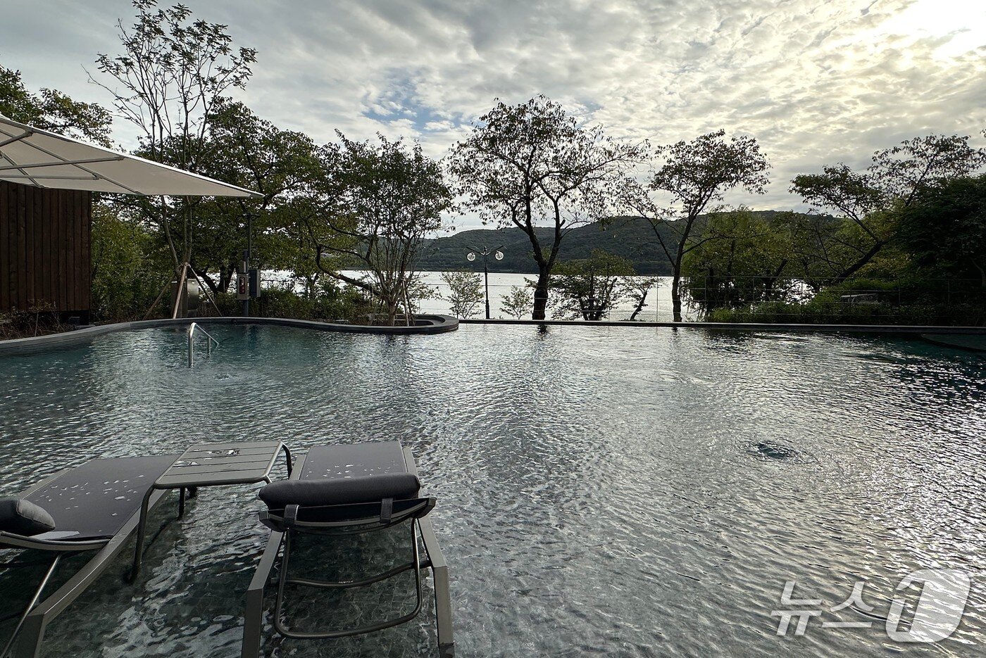 본문 이미지 - 보문호 전망을 바라보며 물놀이를 즐길 수 있는 실외 풀. 2025.9.18/뉴스1 ⓒ News1 윤슬빈 기자