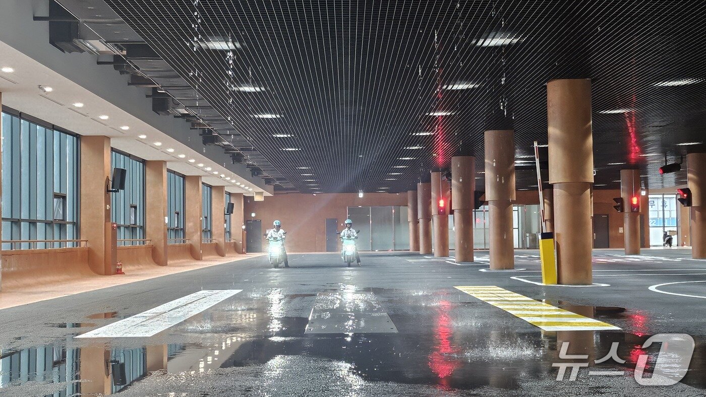 본문 이미지 - 19일 경기도 하남시 &#39;배민라이더스쿨&#39;에서 빗길을 구현한 노면.