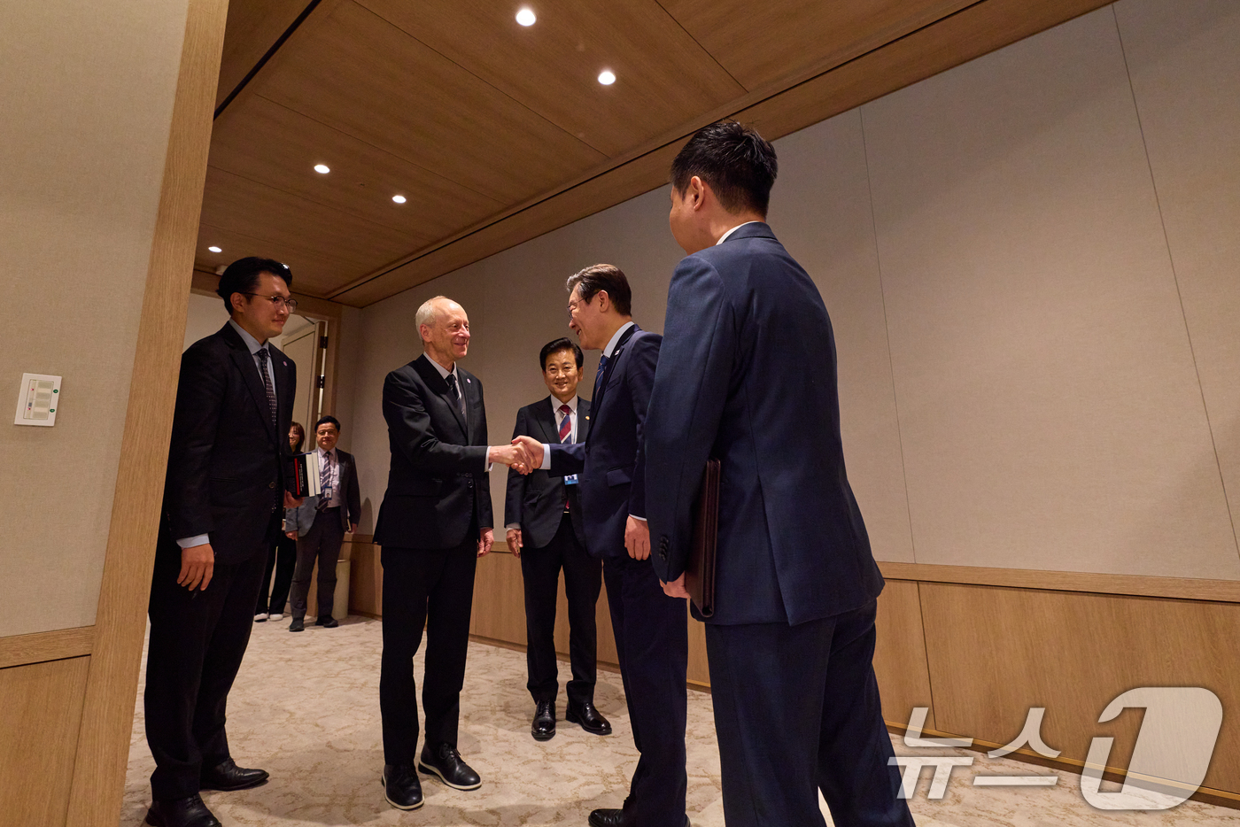 (서울=뉴스1) 허경 기자 = 이재명 대통령이 지난 18일 서울 용산 대통령실에서 저서 '정의란 무엇인가'로 유명한 마이클 샌델 하버드 대학교 교수를 접견하고 있다. (이재명 대통 …