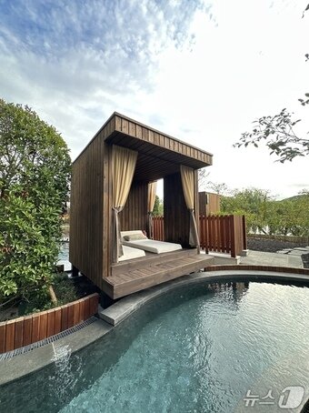 본문 이미지 - 웰니스 풀앤스파에 마련한 프라이빗 카바나. 2025.9.18/뉴스1 ⓒ News1 윤슬빈 기자