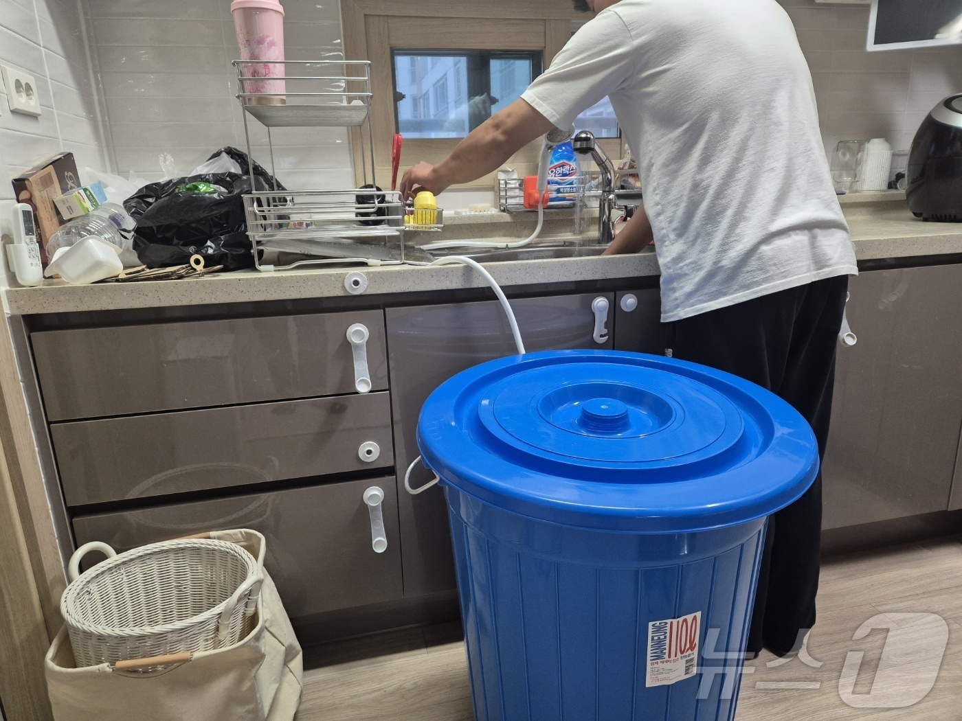 (강릉=뉴스1) 윤왕근 기자 = 강원 강릉지역 저수조 용량 100톤 이상 아파트 113곳에 대한 시간제 제한급수가 풀린 19일 저녁 강릉 회산동의 한 아파트 주민이 수돗물을 이용해 …