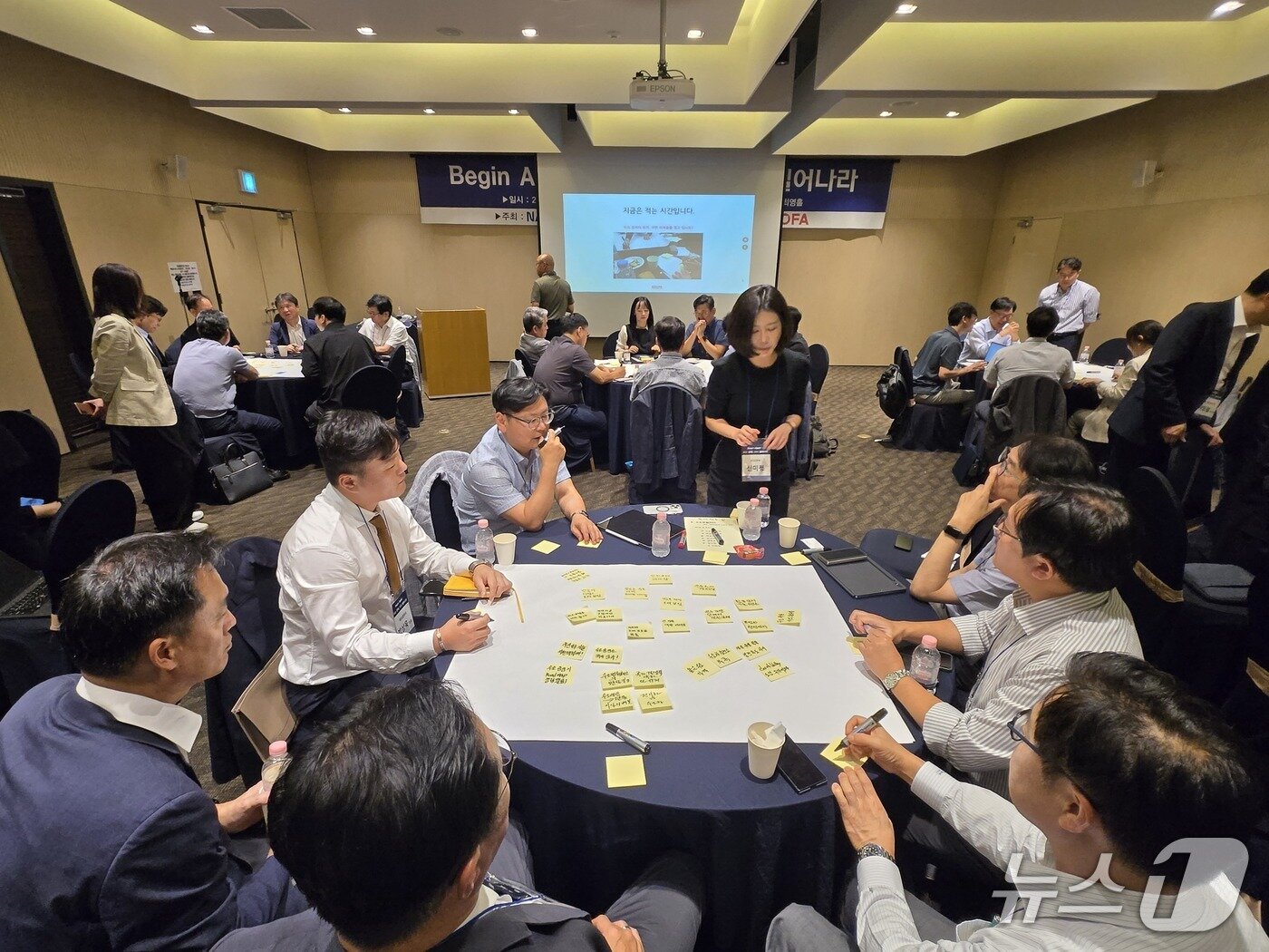 본문 이미지 - 한국공학한림원&#40;NAEK&#41;이 19일 서울 서대문구 연세대 글로벌라운지에서 개최한 수소토론회에 산학연 관계자 60여명이 오는 30일 국회에 제출할 수소 경제 활성화 방안을 대자보에 적으며 논의하고 있다. 2025.09.19/뉴스1 김성식 기자