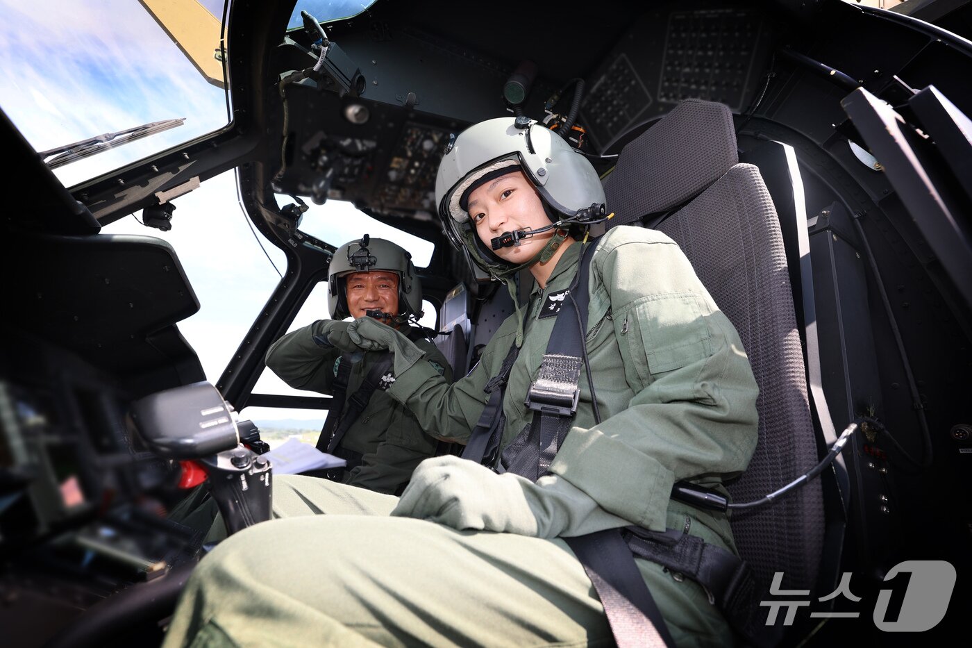 본문 이미지 - 2일 충남 공주시에서  육군 지상군 페스티벌 행사의 일환인 '국민 조종사' 체험을 위해  조종 교관과 기자가 수리온 헬기에 탑승한 모습. (육군 제공)