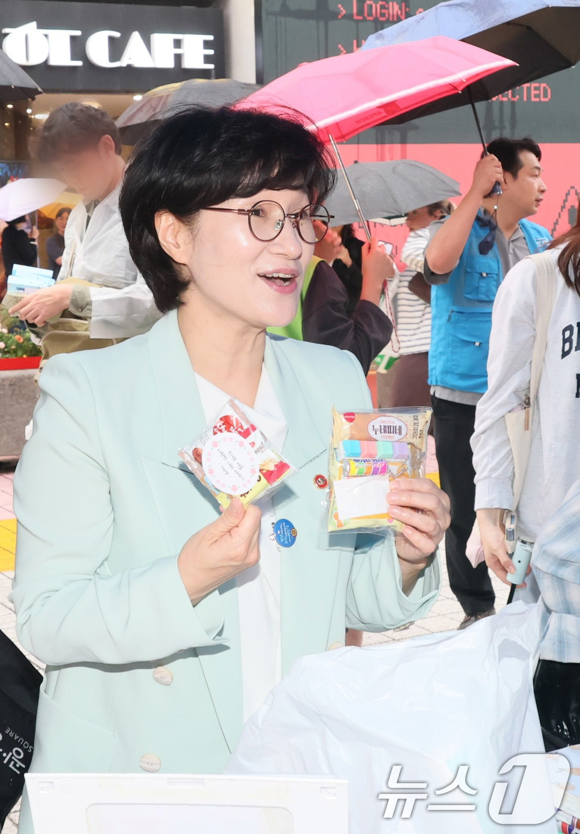 (서울=뉴스1) 박지혜 기자 = 원민경 여성가족부 장관이 19일 오후 서울 홍대역 KT&G상상마당 인근에서 열린 '가정 밖 청소년, 찾아가는 연합 거리상담' 현장을 찾아 체험부스를 …