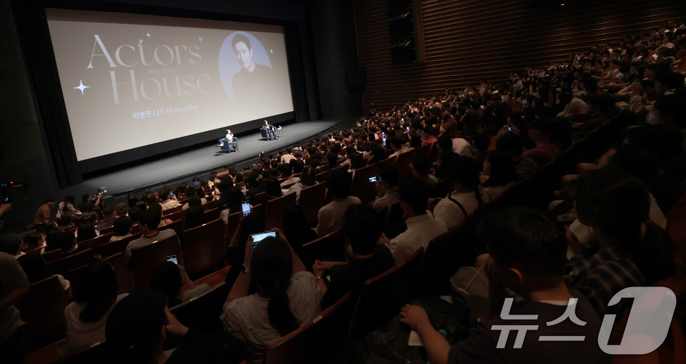 (부산=뉴스1) 권현진 기자 = 배우 이병헌이 19일 오후 부산 해운대구 동서대학교 소향씨어터 신한카드홀에서 열린 제30회 부산국제영화제(BIFF) 액터스 하우스 행사에 참석해 관 …