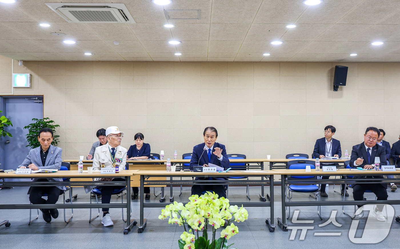 (서울=뉴스1) 박지혜 기자 = 권오을 국가보훈부 장관이 19일 오후 광주광역시 서구 광주보훈회관에서 광복회와 상이군경회, 5.18부상자회 등 광주지역 15개 보훈단체장들이 참석한 …