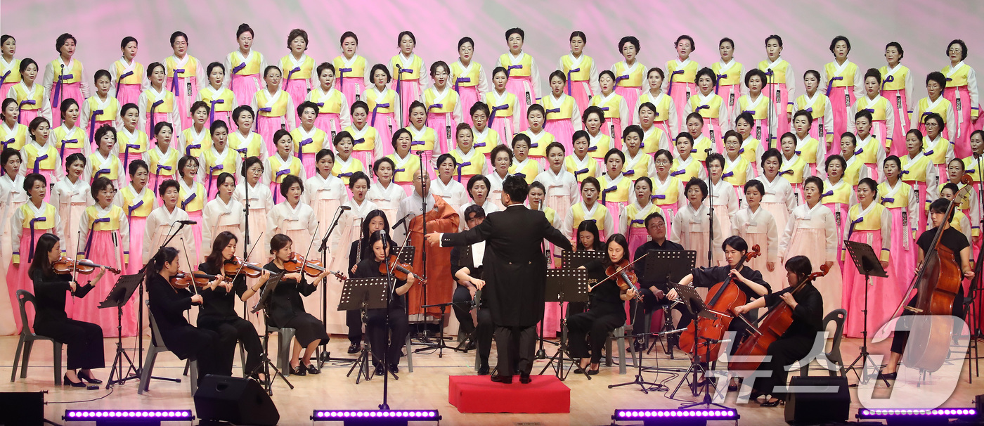 (대구=뉴스1) 공정식 기자 = 19일 오후 대구 북구 엑스코에서 대한불교조계종 한국불교대학 大관음사 창건 33주년을 기념하는 '회주 우학스님 작시 찬불가 발표회'가 열리고 있다. …