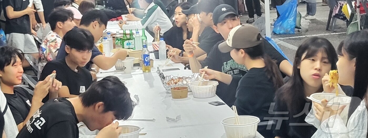 본문 이미지 - &#39;2025 원주라면페스타&#39;가 19~21일 강원 원주시 우산동 상지대 노천극장 일원에서 열리고 있는 가운데, 첫 날인 19일 방문객들이 축제를 즐기고 있다. 2025.9.19/뉴스1 ⓒ News1 신관호 기자