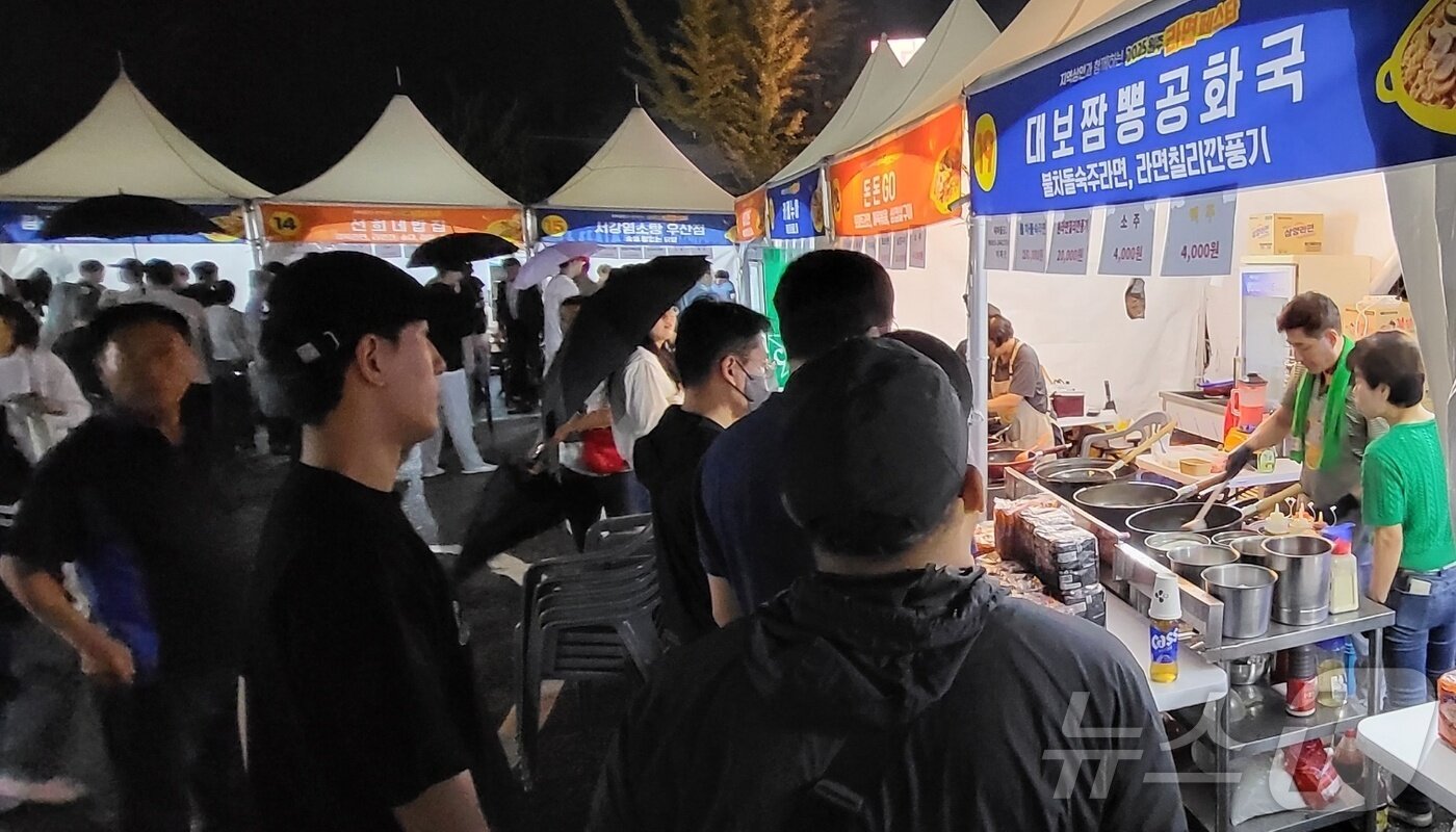 본문 이미지 - &#39;2025 원주라면페스타&#39;가 19~21일 강원 원주시 우산동 상지대 노천극장 일원에서 열리고 있는 가운데, 첫 날인 19일 방문객들이 축제를 즐기고 있다. 2025.9.19/뉴스1 ⓒ News1 신관호 기자