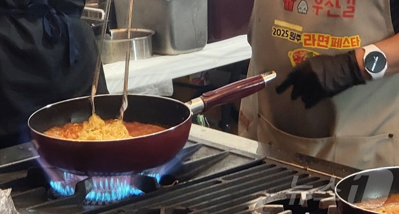 본문 이미지 - &#39;2025 원주라면페스타&#39;가 19일 강원 원주시 우산동 상지대 노천극장 일원에서 열리고 있다. 2025.9.19./뉴스1 ⓒ News1 신관호 기자