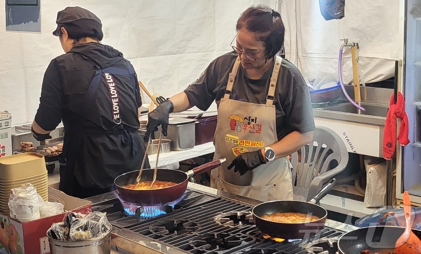 (원주=뉴스1) 신관호 기자 = '2025 원주라면페스타'가 19일 강원 원주시 우산동 상지대 노천극장 일원에서 열리고 있다. 2025.9.19./뉴스1