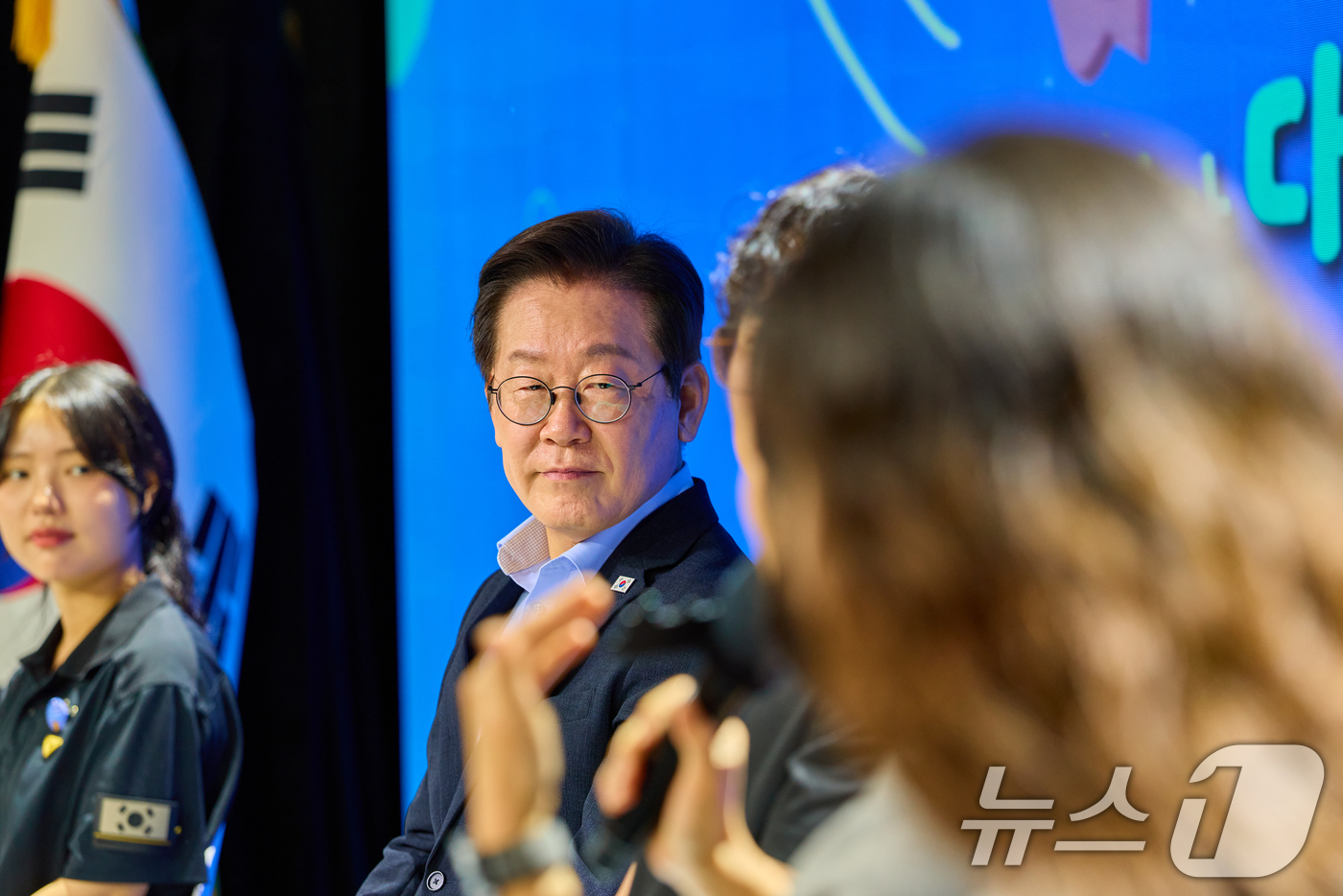 (서울=뉴스1) 허경 기자 = 이재명 대통령이 19일 서울 마포구 구름아래 소극장에서 열린 2030 청년 소통·공감 토크콘서트에서 참석자들의 발언을 경청하고 있다. (대통령실 제공 …