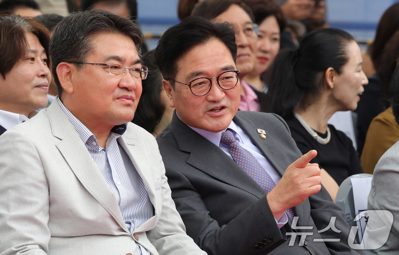 (서울=뉴스1) 박지혜 기자 = 오승록 노원구청장과 우원식 국회의장이 19일 서울 중계구민체육센터 신축 착공식에 참석해 대화를 나누고 있다.1998년 노원구 최초 체육센터로 개관한 …